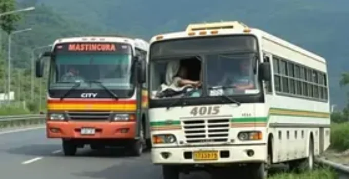caminhão tomba após atingir ônibus na Anhanguera, em Araras